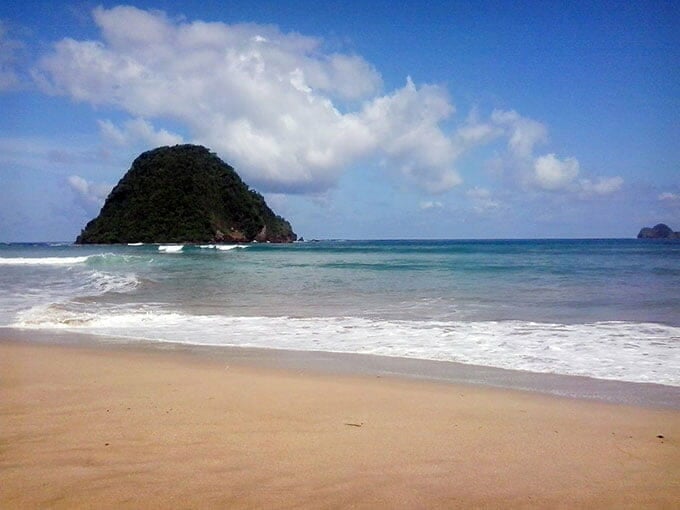 Pantai Pulau Merah