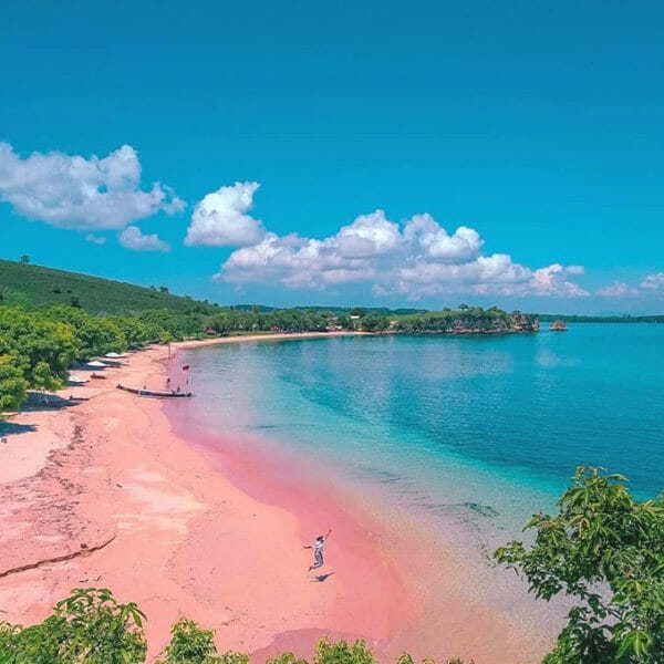 Keajaiban Warna Laut Di Pantai Pink Lombok