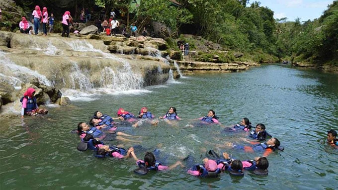 Berenang di Air Terjun Sri Gethuk