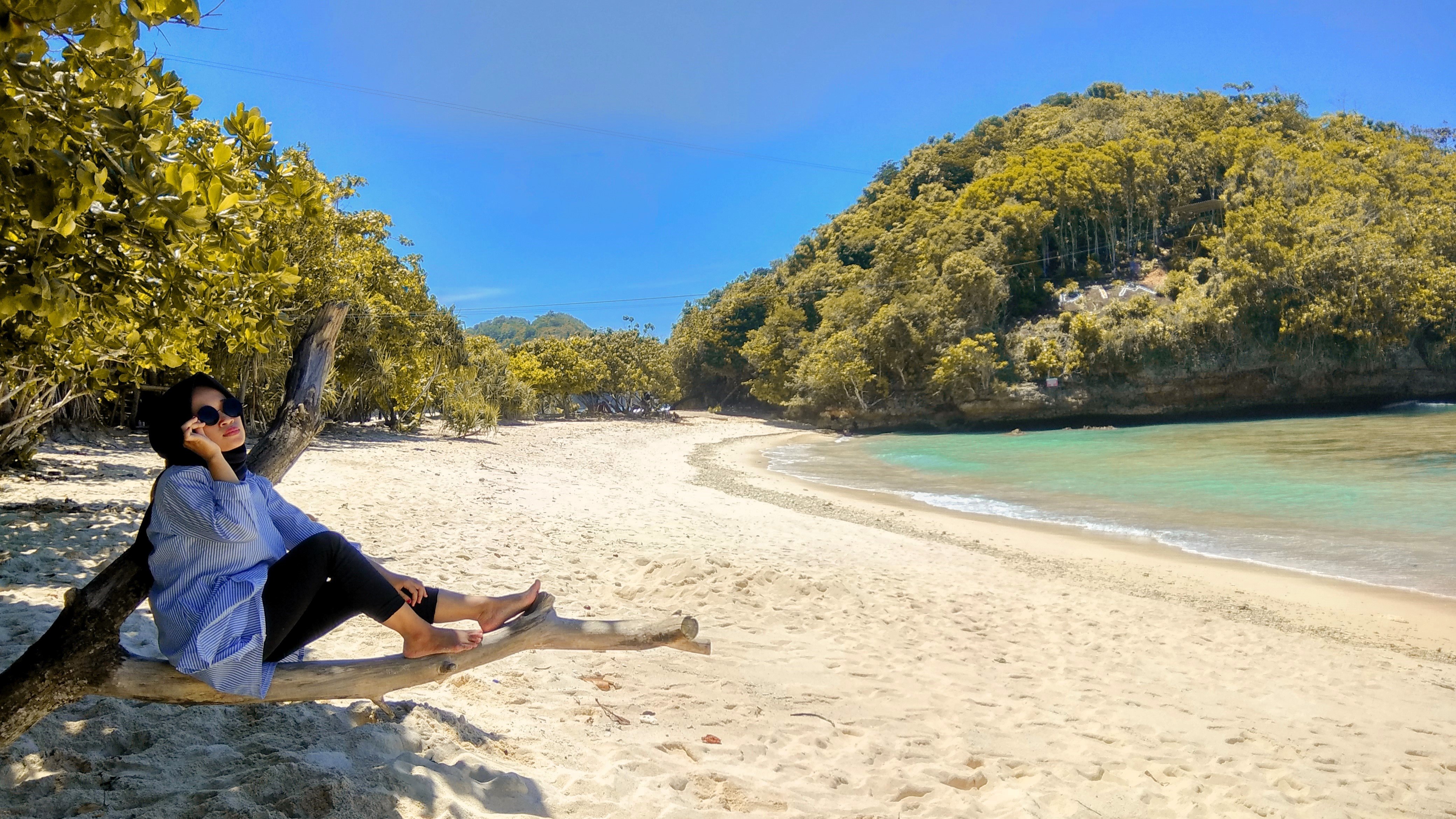 Bersantai di Pantai Teluk Asmara