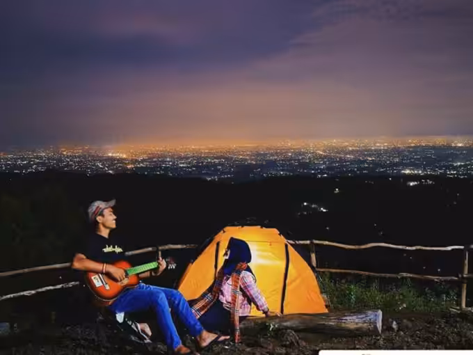 Camping di Hutan Pinus Pengger