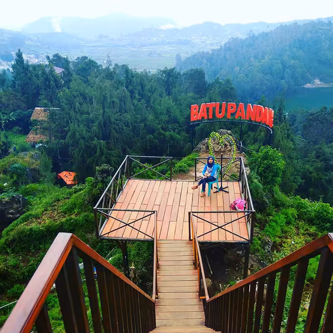 Foto Batu Pandang Ratapan Angin