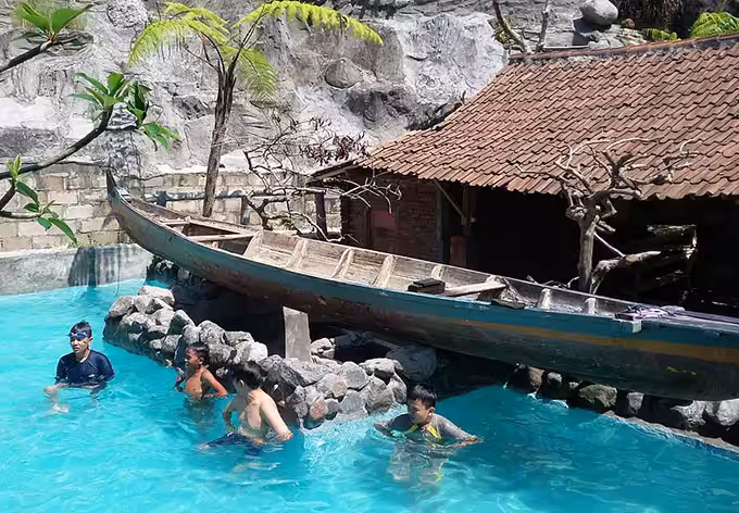 Kolam Renang Taman Dolan