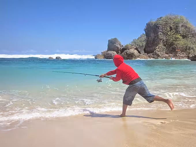 Memancing di Pantai Kondang Iwak