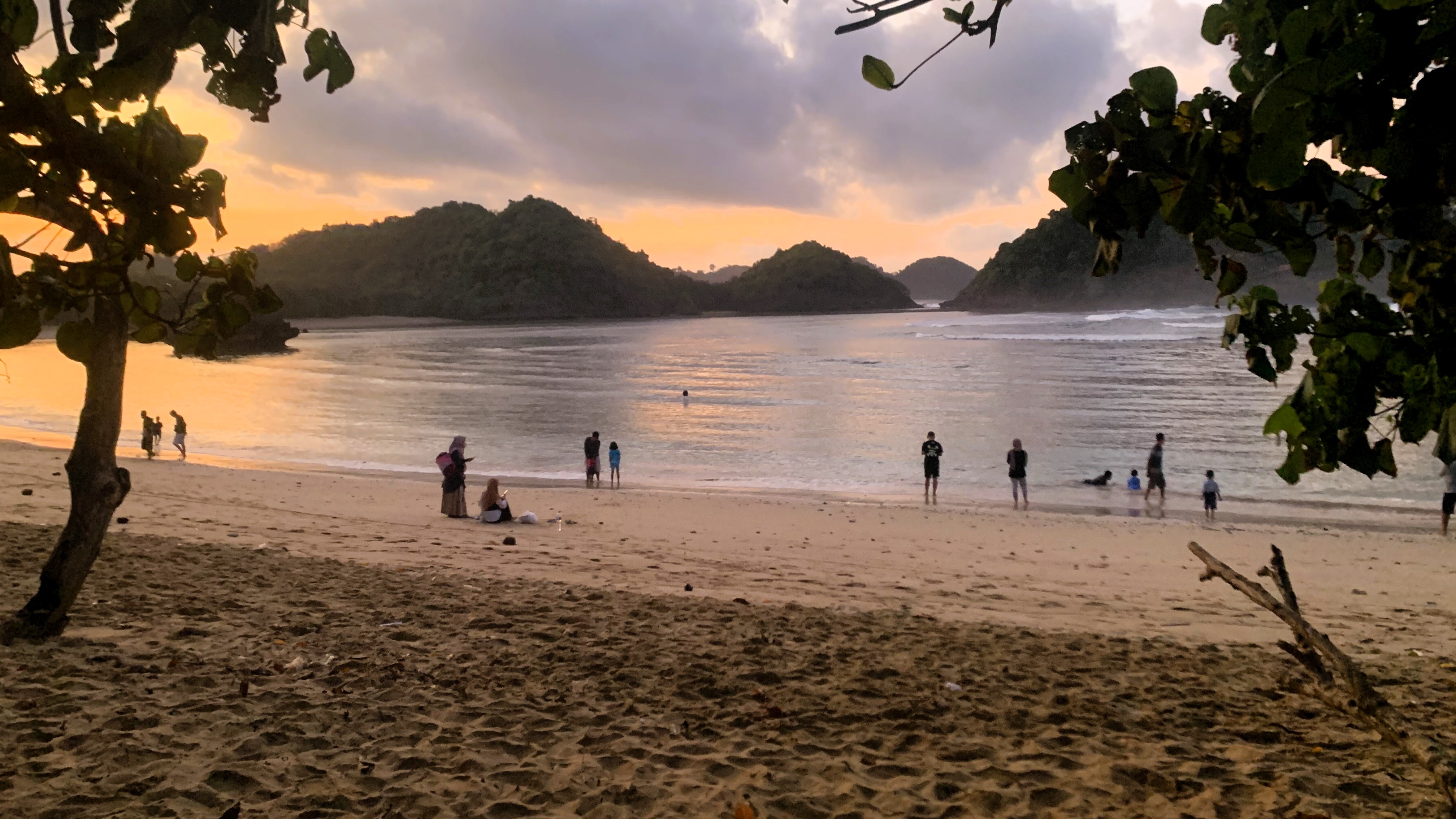 Menyaksikan Momen Sunset Pantai Teluk Asmara