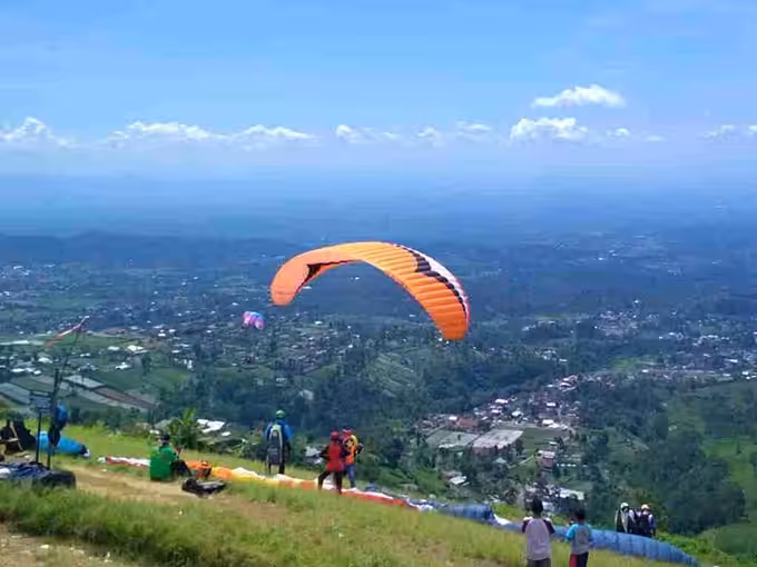 Paralayang Kebun Teh Kemuning