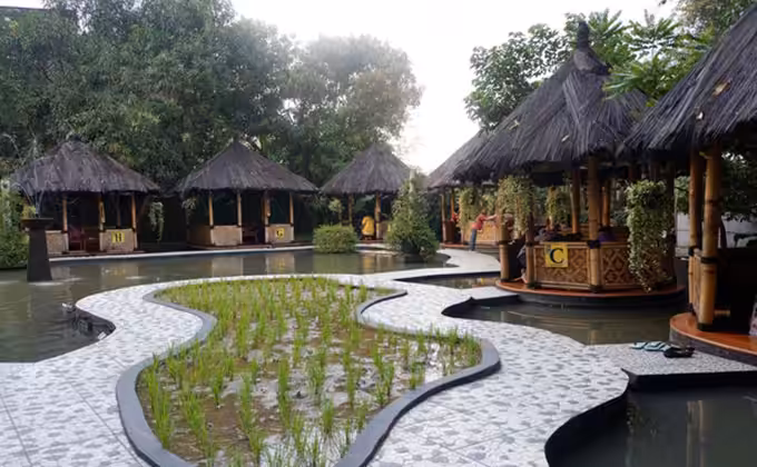 Pusat Wisata Kuliner Saung Wulan