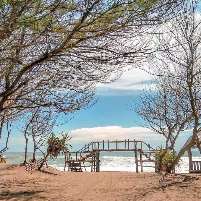 Pantai Cemara Sewu