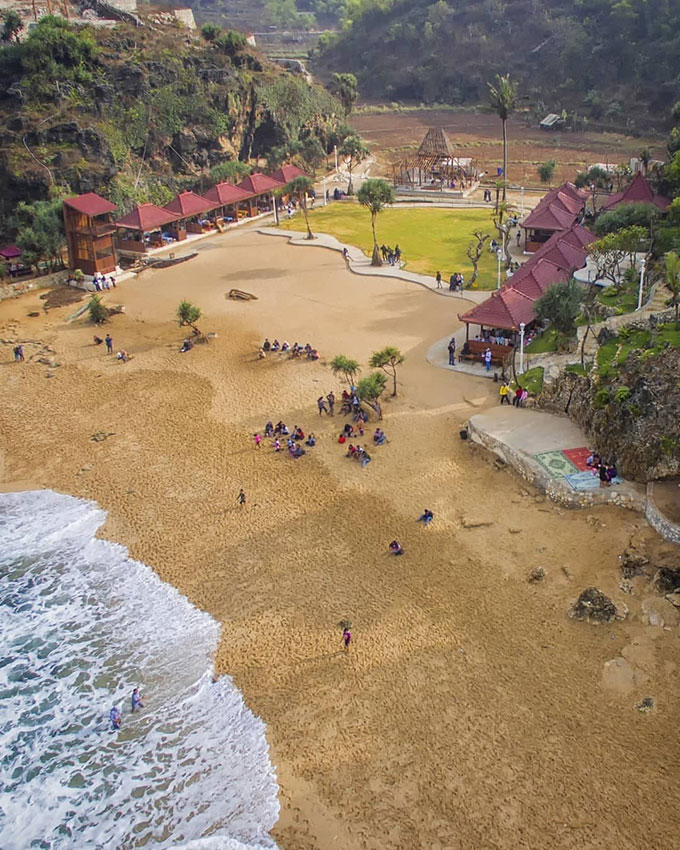 Wisata Pantai Ngrawe