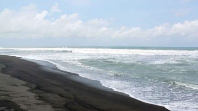 Pantai Trisik Kulon Progo batu besar di tepi laut