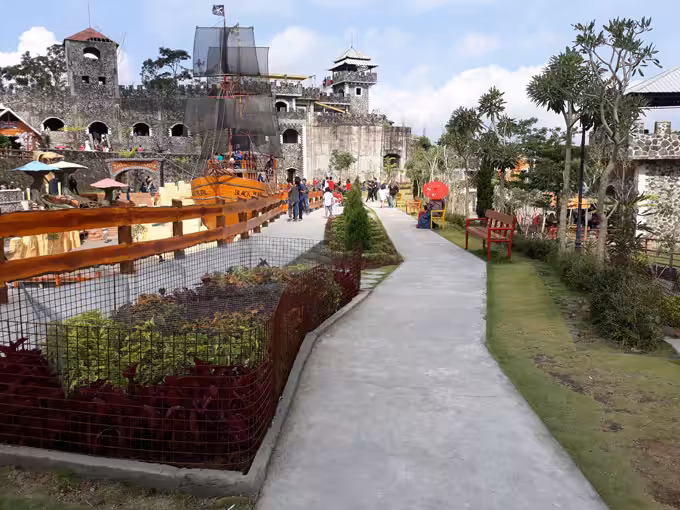 Wisata The Lost World Castle