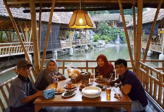 gurih 7 bogor - saung lesehan & kuliner sunda kota bogor jawa barat