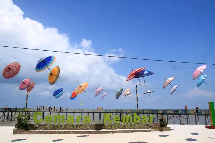 Wisata Pantai Cemara Kembar