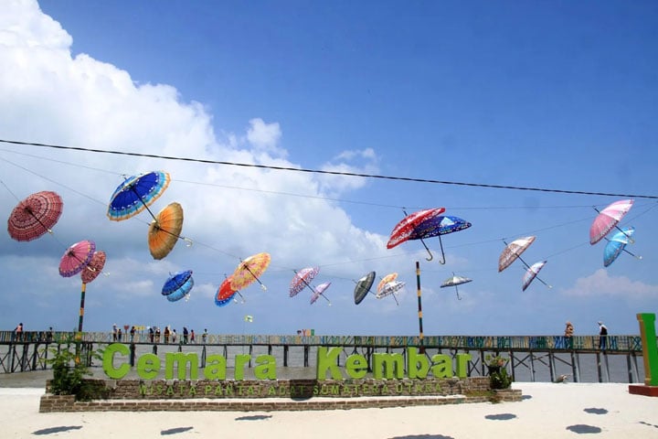 Wisata Pantai Cemara Kembar