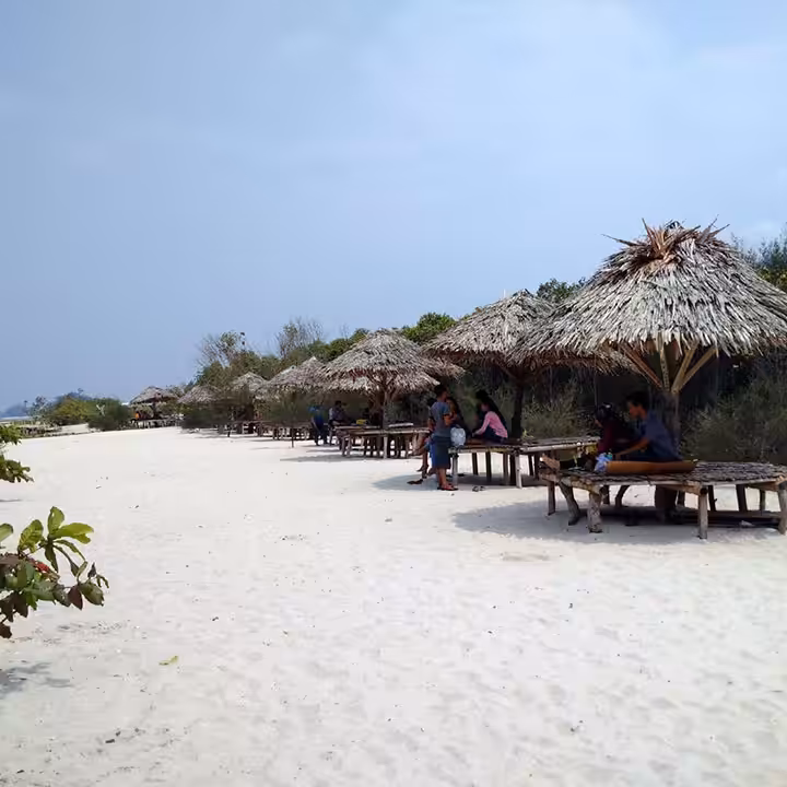 Fasilitas di Pantai Mangrove Medan