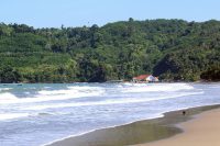 Ombak tinggi di Pantai Sine Tulungagung