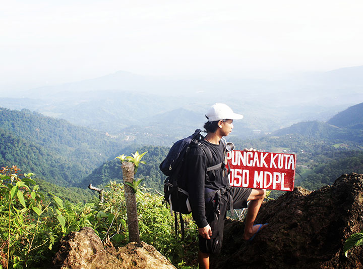 Puncak Gunung Kuta Bogor