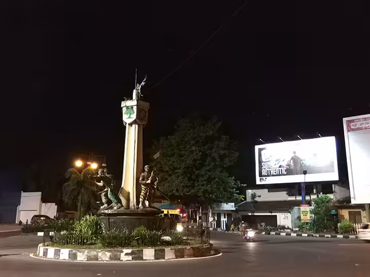 Tugu Kartasura Malam Hari