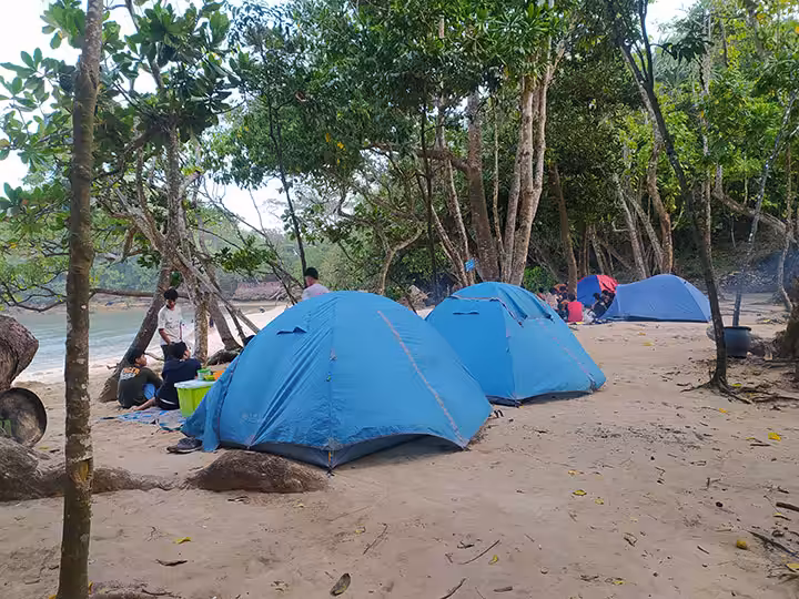 Camping di Pinggir Pantai Banyu Meneng
