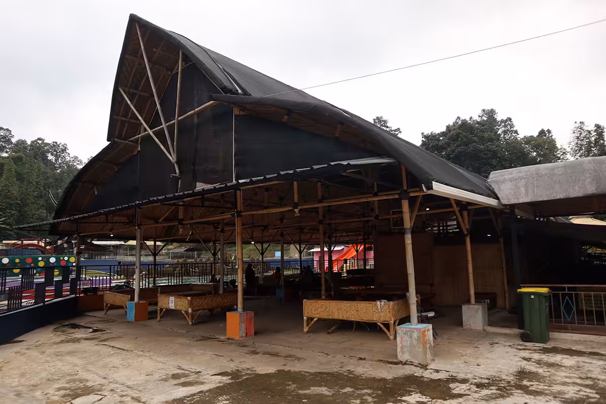 Resto Batu Apung Alam Hijau