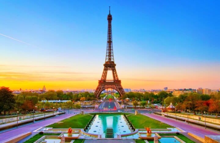 20 Tempat Wisata di Paris Prancis yang Romantis & Populer 2025