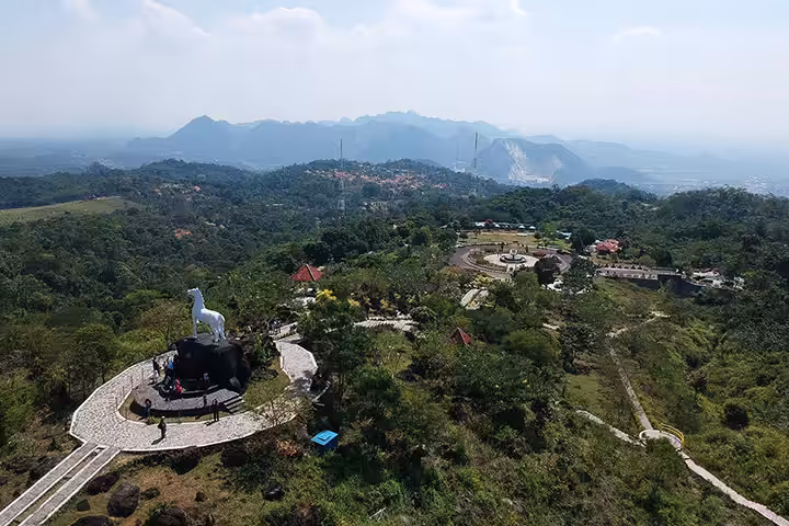 Wisata Kebun Raya Kuningan