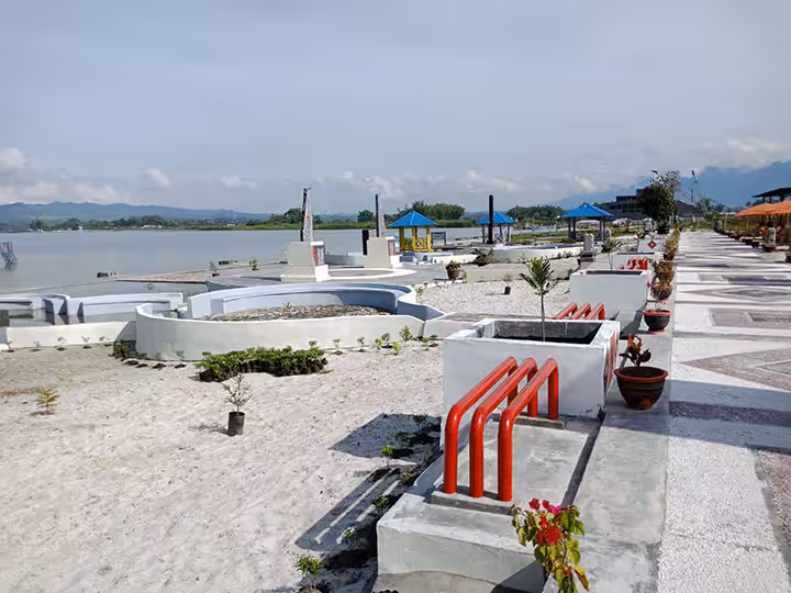 Wisata Pantai Pasir Putih Parparean