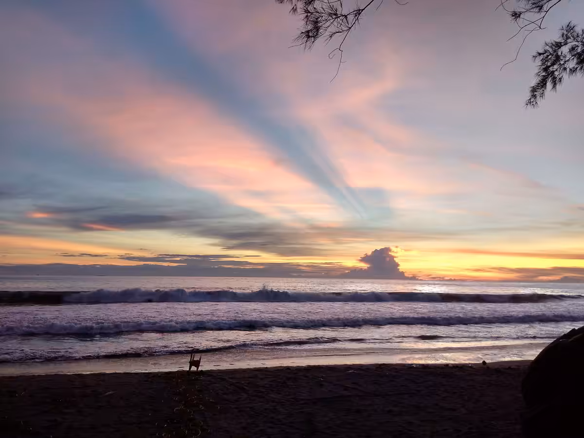 Wisata Pantai Tiram Padang