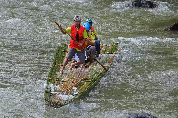 Arung Jeram Bambu di Sungai Amandit
