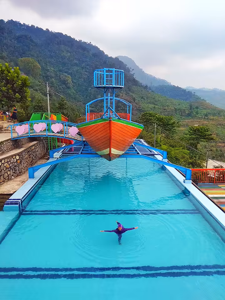 Kolam Renang Area Curug Ciherang