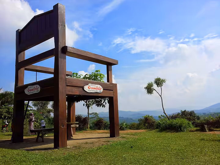 Kursi Raksasa di Kawasan Wisata Gunung Gumitir