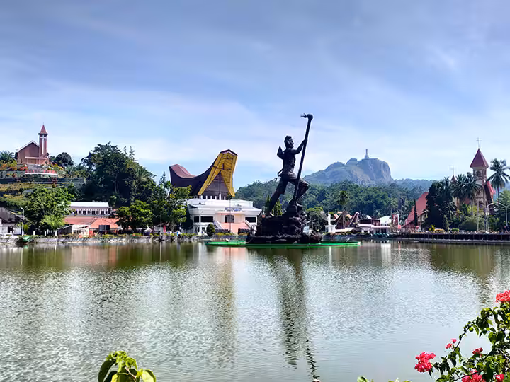 Monumen Patung Lakipadada