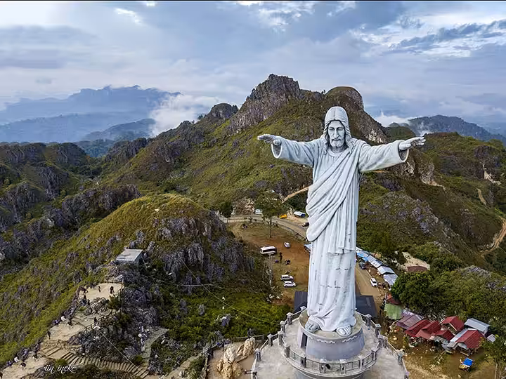 Patung Yesus Memberkati