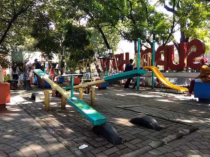 Playground Anak-anak di Taman Superhero