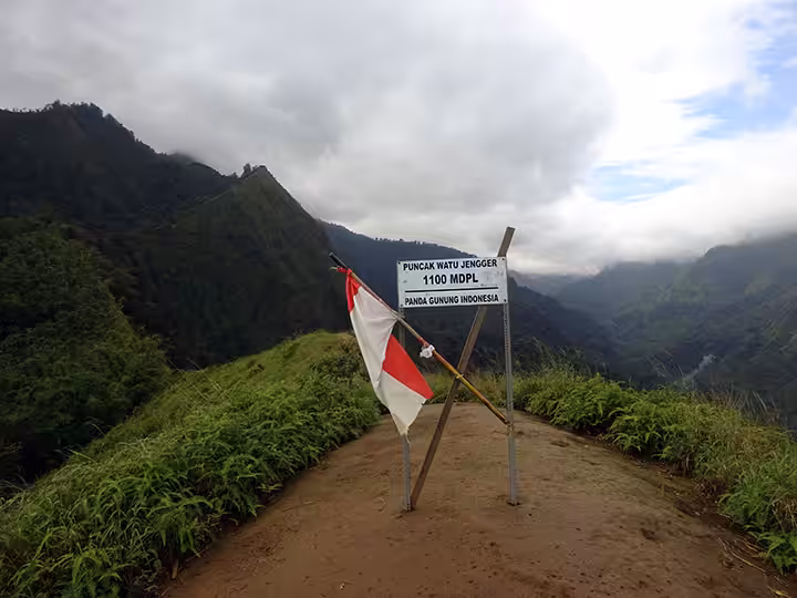 Puncak Gunung Anjasmoro