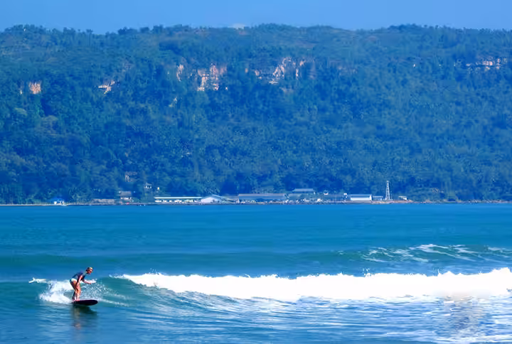 Surfing di Pantai Pancer
