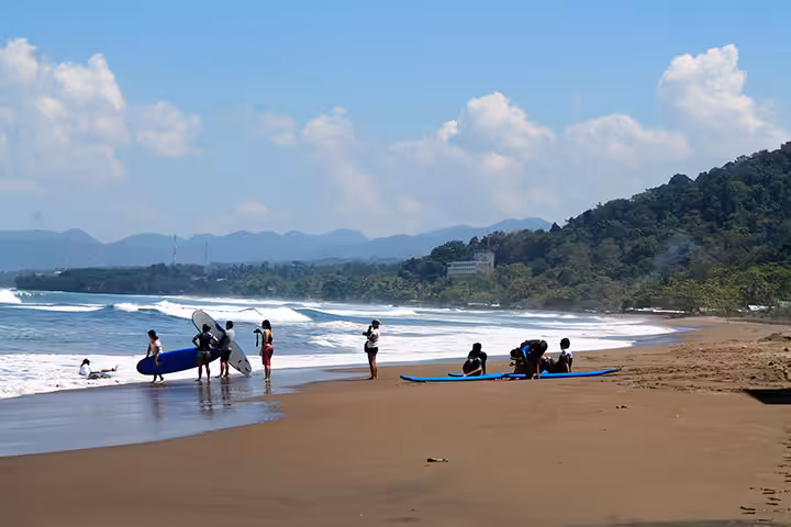 Surfing di Pantai Pelabuhan Ratu