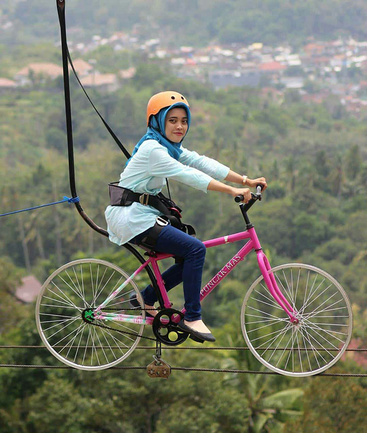 Wahana Sepeda Gantung di Puncak Mas