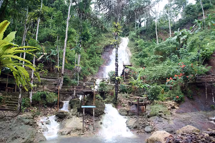 Wisata Air Terjun Kembang Soka