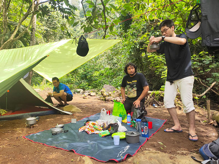 Berkemah di Curug Cikaracak