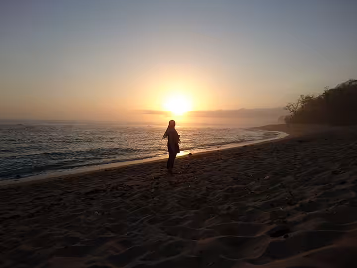 Lihat Sunset di Pantai Pasir Panjang Malang