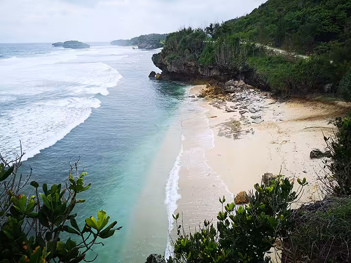 Pantai Watu Karung Pacitan