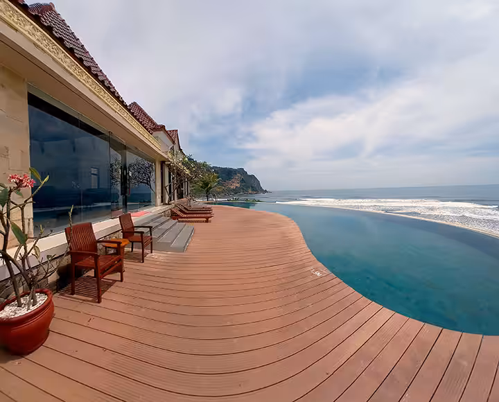 Queen of The South Beach Resort