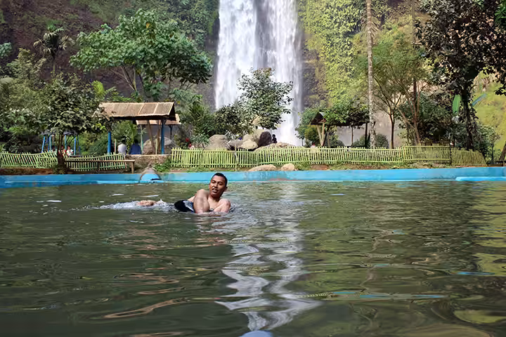 berenang di Curug Sanghyang Taraje