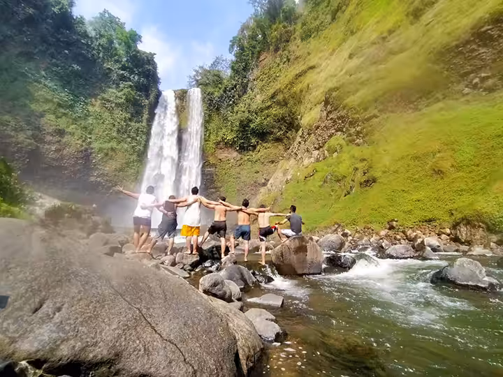 berfoto di Curug Sanghyang Taraje