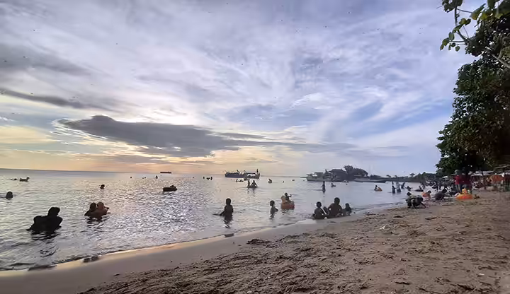 bermain di Pantai Bondo
