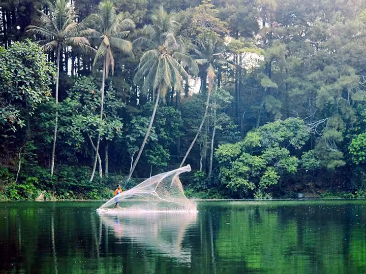 memancing di telaga remis