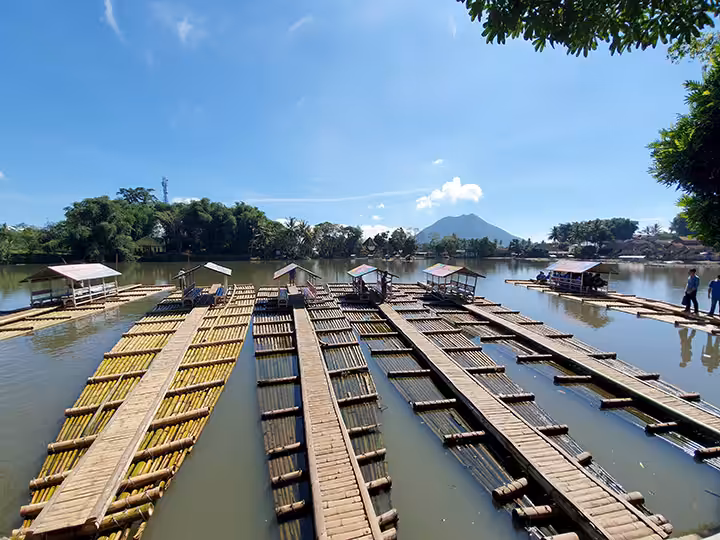 menaiki rakit danau situ cangkuang