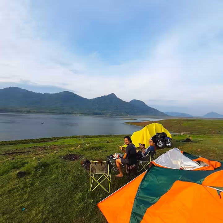 Berkemah di Pinggir Waduk Jatiluhur