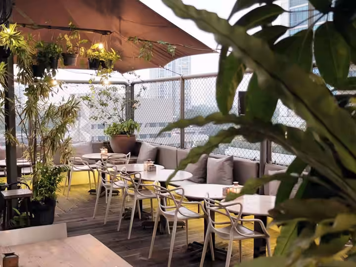 cafe rooftop di jakarta FJ On 7